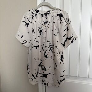 Ann Taylor Black and White Patterned Short Sleeve Blouse